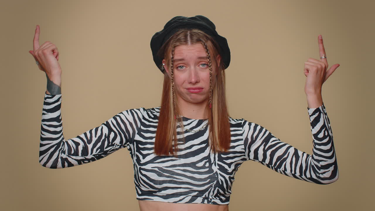 orgullosa egoísta joven bonita orgullosa de su victoria, presumiendo de su propio éxito ganar logros