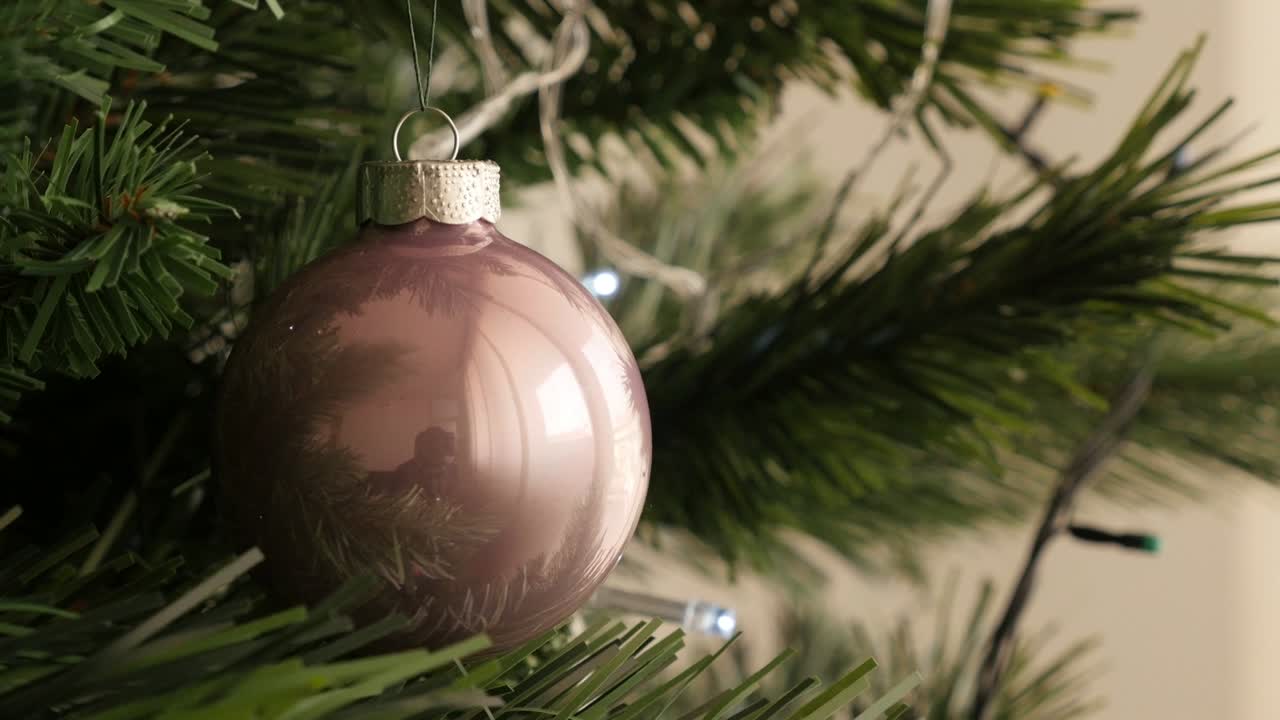 Metraje UltraHD 4K 2160p 30fps de esfera brillante rosa claro para árbol de Navidad - Primer plano de adorno de cristal redondo de Año Nuevo, video UHD 3840X2160