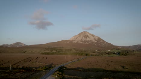 experimentar sus paisajes escarpados y ver el increíble errigal