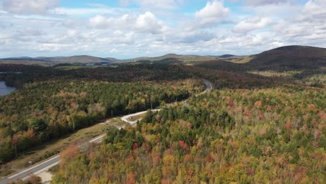 Vista-Aérea-De-La-Carretera-En-El-Mágico-Y-Colorido-Paisaje-Otoñal-En-El-Campo-Americano-En-Un-Día-Soleado,-Disparo-De-Drones