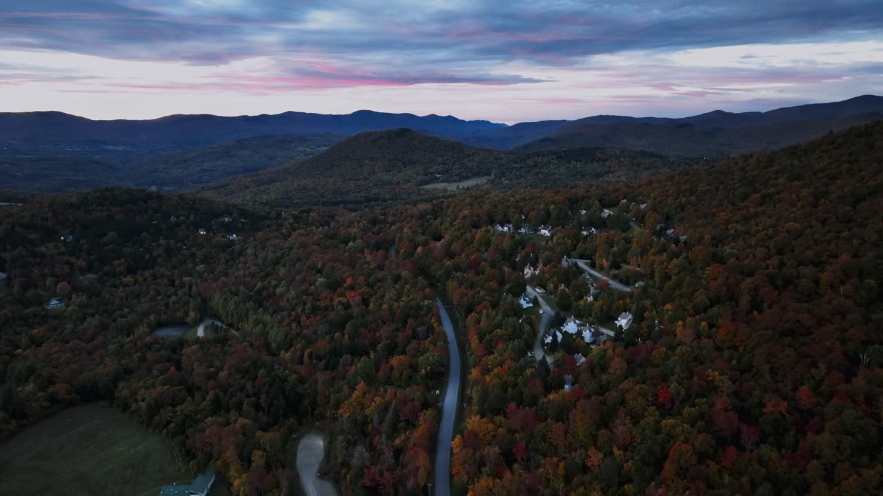 vuela sobre los árboles de otoño en el pueblo de montaña en vermont, estados unidos