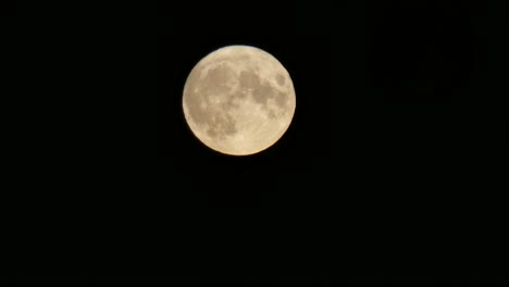 Nahaufnahme-Der-Orangefarbenen-Oberfläche-Des-Vollerntemondkraters,-Die-über-Den-Dunklen-Himmel-Verläuft