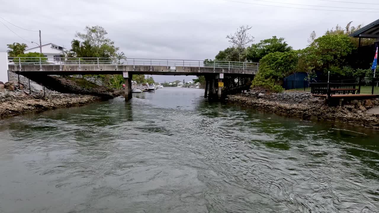 다리 아래에서 수로를 따라 진행