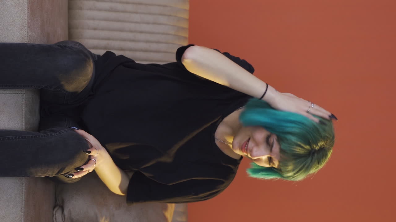 자기 자신에게 화를 내고 있는 정신병을  ⁇ 고 있는 젊은 여성의 수직 영상입니다.