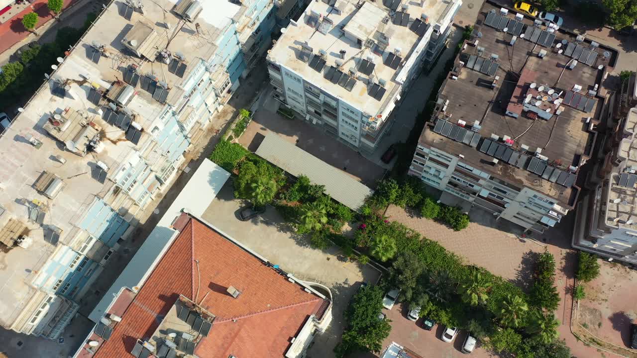 vista aérea de arriba hacia abajo de un barrio residencial en antalya turquía en un día soleado de verano