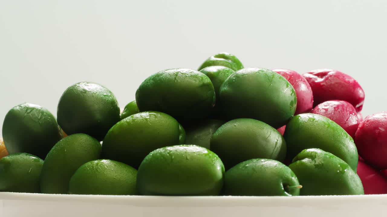 aceitunas verdes redondas en vinagre de grecia como fondo, vista de arriba. imágenes de alta calidad en 4k
