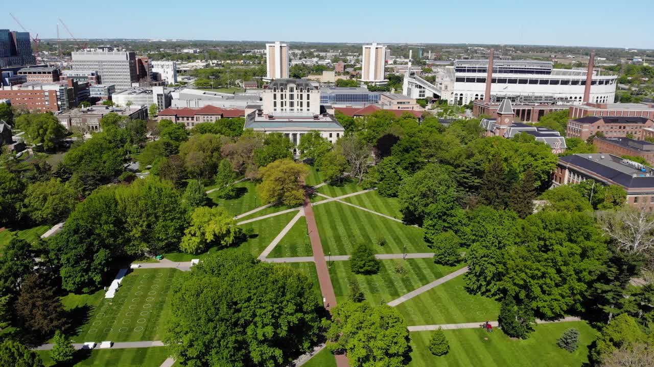 오하이오 주립 대학 캠퍼스 및 대학 홀이 있는 오벌 톰슨 도서관