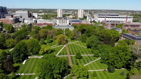 Ohio-State-University-Campus-Und-Oval-Mit-Universitätssaal-Und-Thompson-Bibliothek