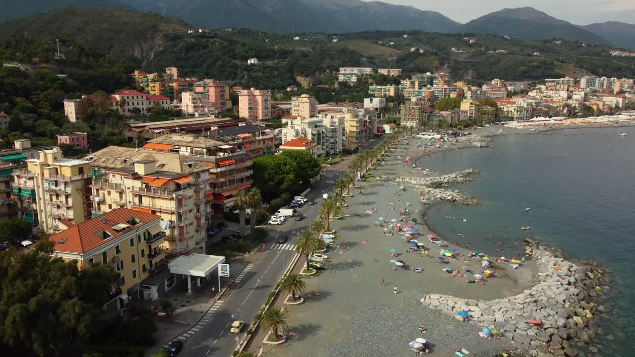 Città costiera con spiaggia e montagne