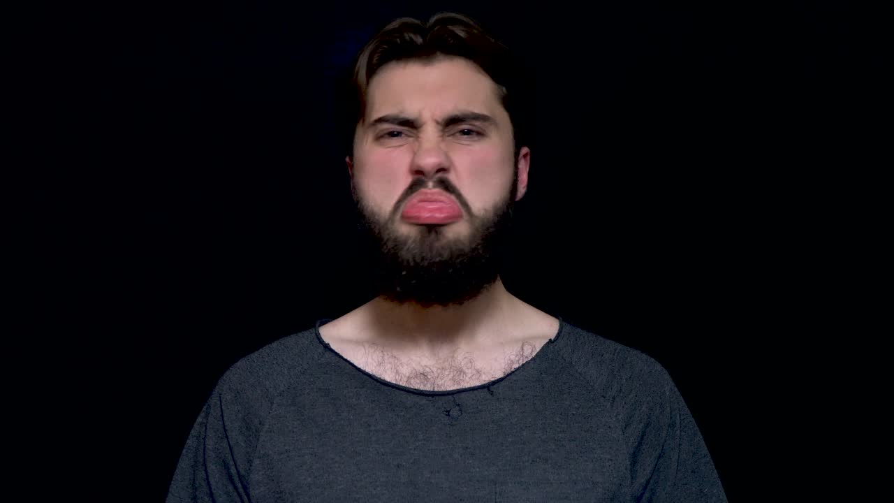 hombre con expresión de disgusto