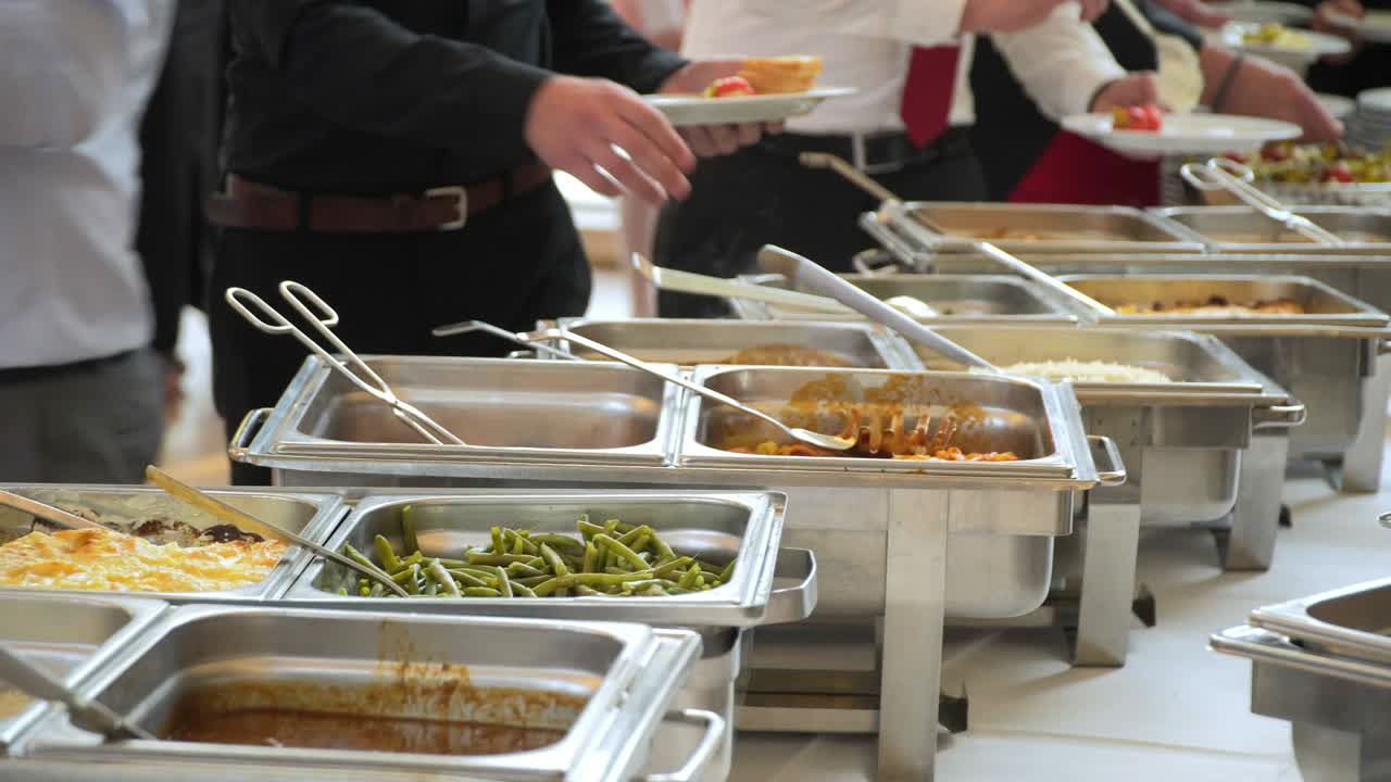 아름다운 결혼식 꽃받침이 풀에 놓여 있습니다.