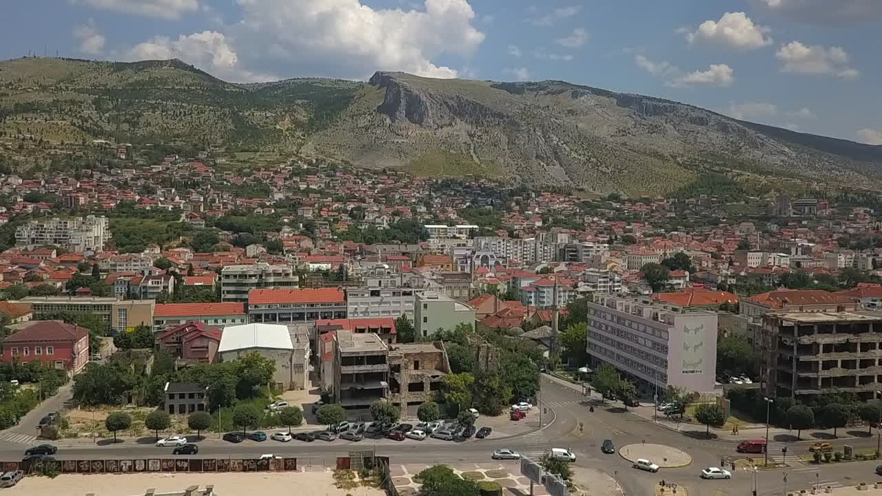 hermosa antena clara: las montañas dan a la ciudad bosnia de mostar