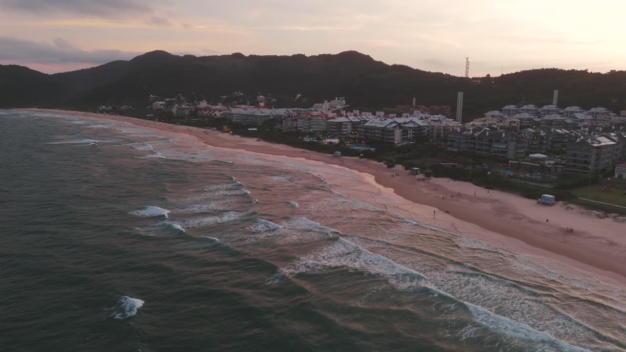 una vista panorámica de la hermosa playa de brava y sus lujosos condominios en la parte norte de la isla de florianópolis, santa catarina, brasil