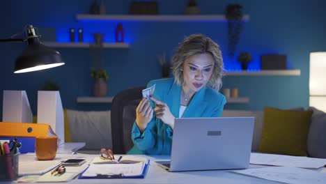 trabajadora de oficina en casa mujer comerciante de dólares.