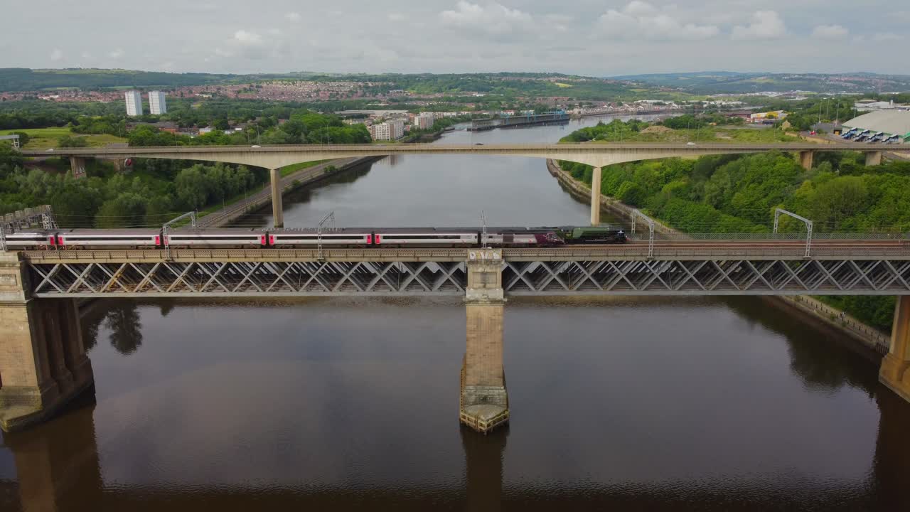 킹 에드워드 다리, 뉴캐슬 어폰 타인 및 게이트헤드에서 증기 기관차를 드러내는 현대식 열차 움직임