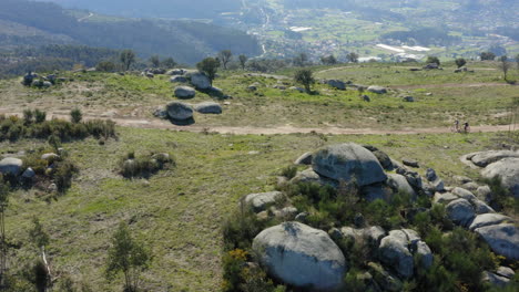 Seguimiento-Aéreo-De-Ciclistas-Que-Recorren-La-Cima-De-La-Montaña-Alto-Minho,-Portugal---Toma-De-Diapositivas