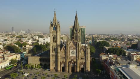 slow dolly hacia la histórica iglesia católica en guadalajara, méxico