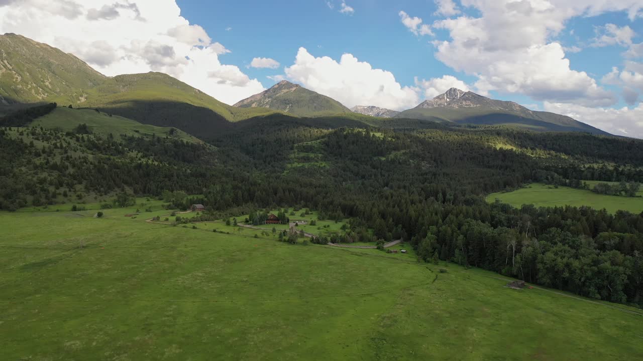el impresionante campo de hierba y las altas montañas del valle del paraíso de montana, panorámica aérea
