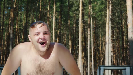 un hombre sale de la piscina feliz de vacaciones