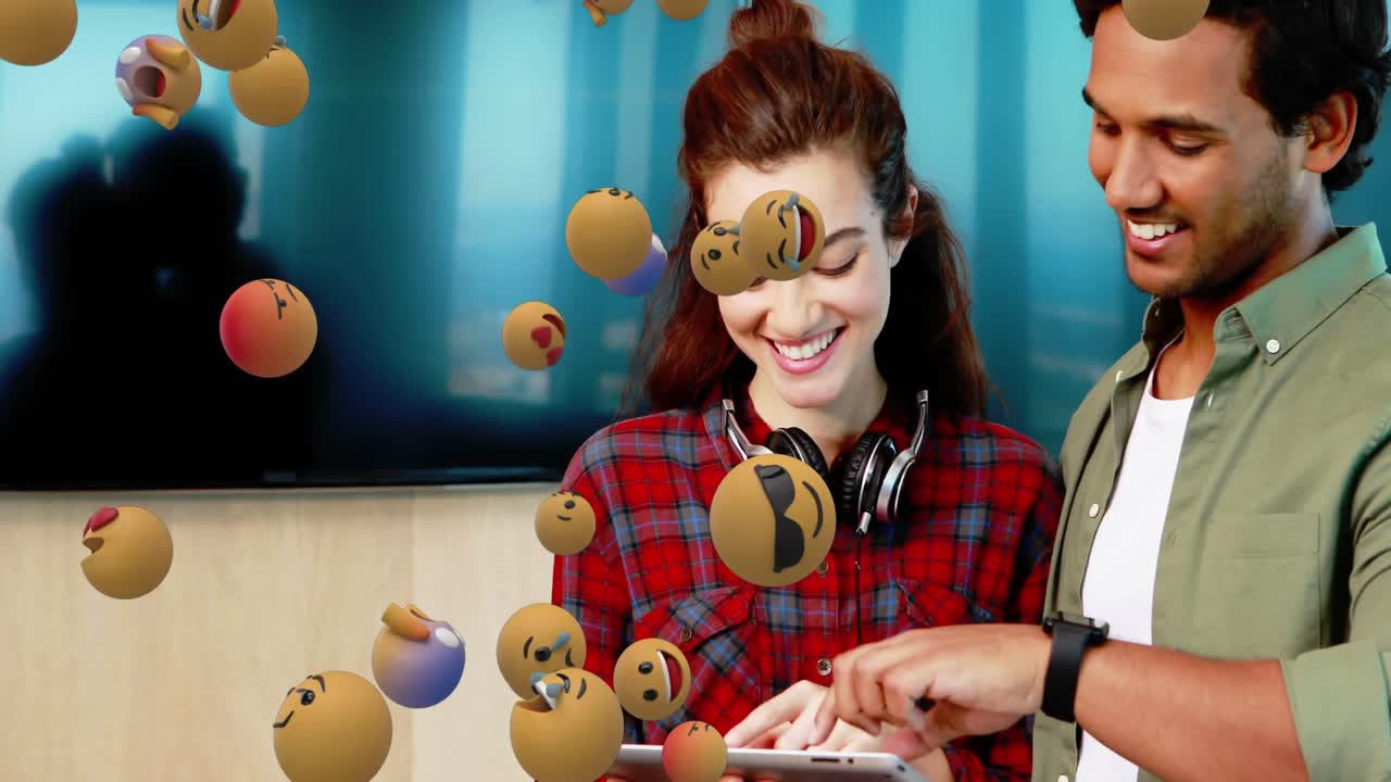 태블릿을 사용하는 커플이 배경에 있는 이모지 아이콘 4k