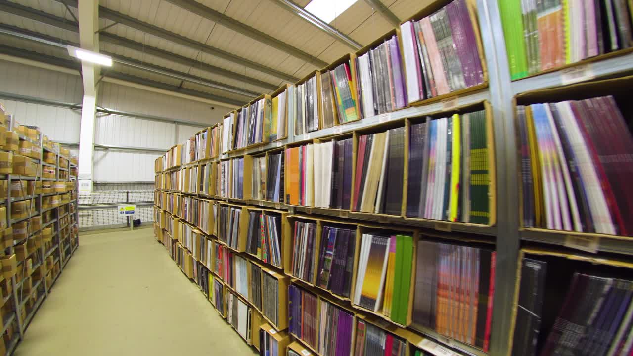 창고 섬은 비닐 디스코그래피와 역사의 음악으로 가득 차 있습니다. 판매를 준비하고 음악 가게로 보내고 음악 로열티 아티스트 영화 운동을 통해 배포합니다.