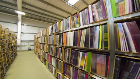 una isla de almacén llena de cajas de discos de vinilo y música de la historia preparada para ser vendida y enviada a tiendas de música y distribuida música royalty artista movimiento cinematográfico a través