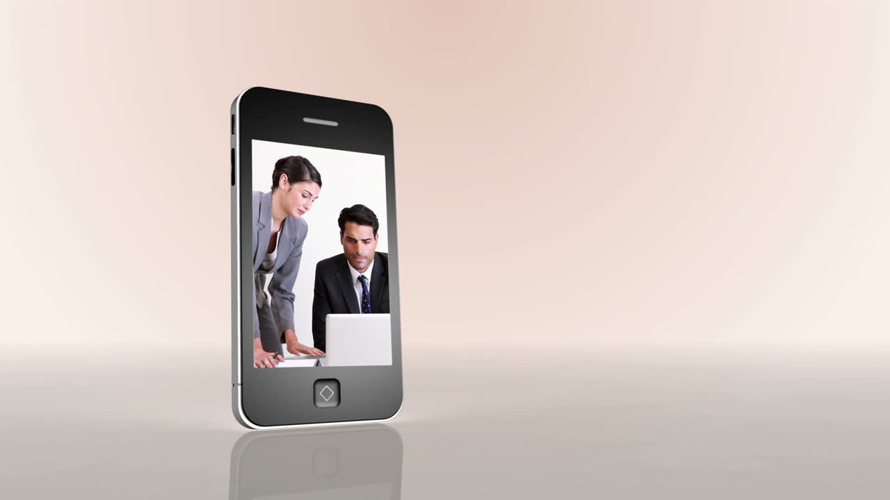 Video di colleghi che lavorano insieme sugli schermi degli smartphone