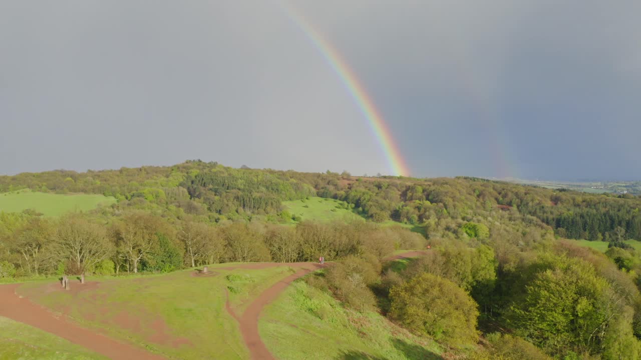 un hermoso arco iris doble sobre los exuberantes paisajes verdes de clent hills en la zona rural de worcestershire