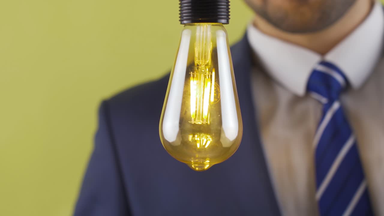 generando ideas, trayendo la idea a la luz. eureka.