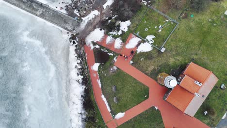 Wochenende-Am-Leuchtturm,-Treppensteigen,-Eiswasser-Und-Atemberaubende-Aussicht-Genießen