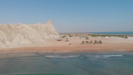 vista cinematográfica la gente disfruta de la playa y las olas del mar rompen