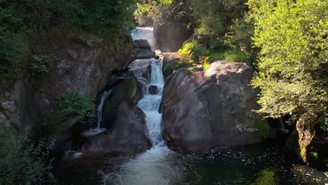 la cascada de portocinos en cascada a través de las rocas escalonadas en el río da pontepedra en tordoia, españa