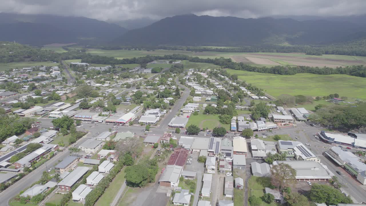 vista aérea sobre los tejados de la ciudad de mossman durante un día nublado en el condado de douglas, queensland, australia - disparo de drones