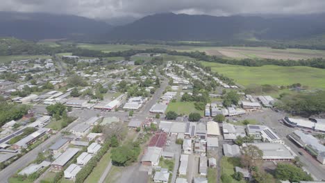 Vista-Aérea-Sobre-Los-Tejados-De-La-Ciudad-De-Mossman-Durante-Un-Día-Nublado-En-El-Condado-De-Douglas,-Queensland,-Australia---Disparo-De-Drones