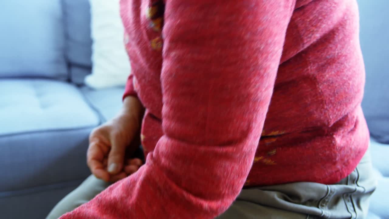 의약품을 복용하는 고령 여성