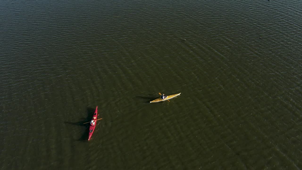 kayaks en aguas tranquilas en el lago, vista aérea