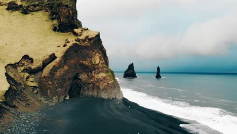 montanha de basalto e praia