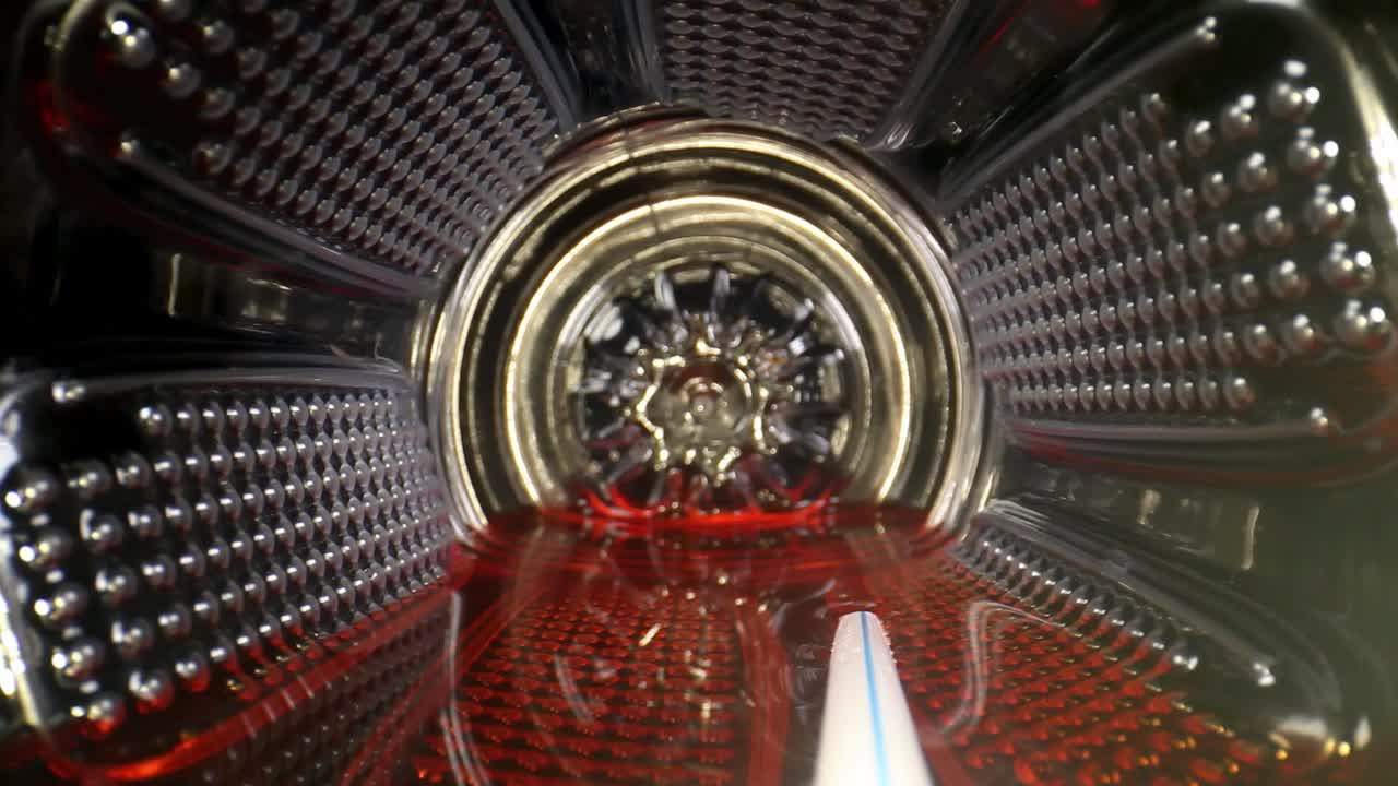 從底部快速拉出運動飲料或果汁瓶