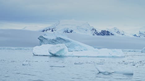 Montañas-Y-Océano-Del-Iceberg-De-La-Antártida,-Hermoso-Y-Espectacular-Paisaje-Costero-Azul-Y-Paisaje-Marino-En-La-Costa-De-La-Península-Antártica,-Escena-Marina-Helada-De-Invierno-Con-Hielo