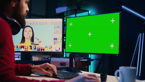Profesional-Independiente-Que-Trabaja-En-Una-PC-Con-Pantalla-Verde-En-Un-Portafolio-Digital-Que-Muestra-Imágenes-Editadas-En-Sesión-De-Fotos.