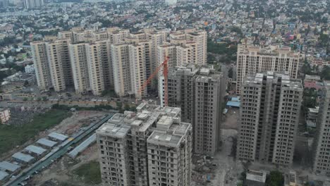 fotos aéreas de cerca de un rascacielos en construcción