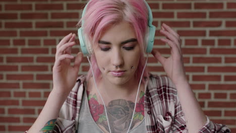 Retrato-De-Una-Mujer-Punk-Alternativa-Con-Cabello-Rosado-Escuchando-Música-Con-Auriculares