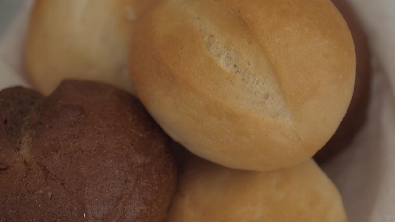 테이블은 신선한 롤 2로 제공됩니다.