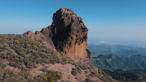 fantastica toma aerea en orbita del famoso roque saucillo y donde hay un grupo de turistas escalando la montaña