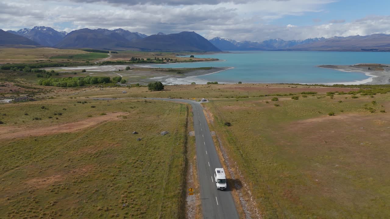 estableciendo una toma de drone de una camioneta en la carretera cerca del lago tekapo en nueva zelanda