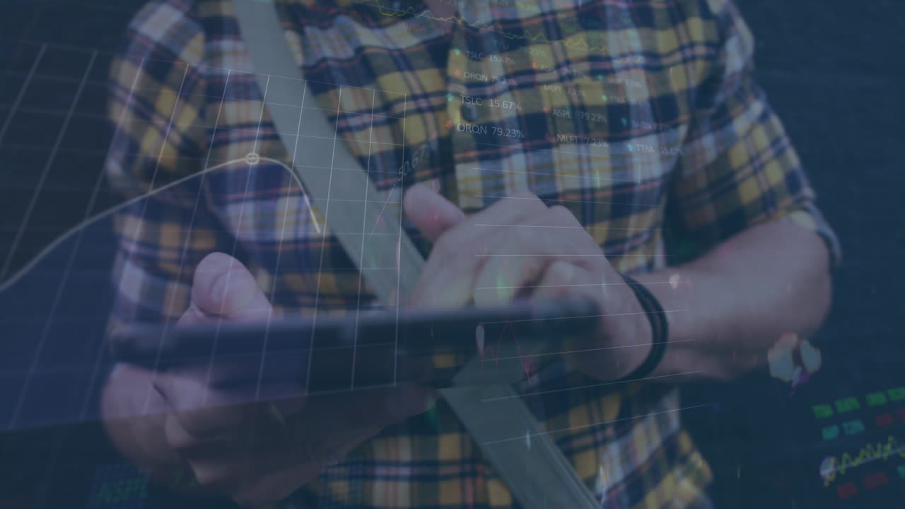 animación de gráficos, tableros de negociación y hojas que caen, hombre caucásico usando tableta digital