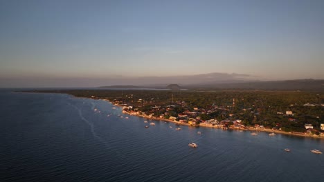 barcos anclados en la ciudad costera de moalboal en la provincia de cebu, filipinas