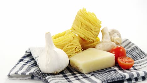 Raw-spaghetti-with-ingredients
