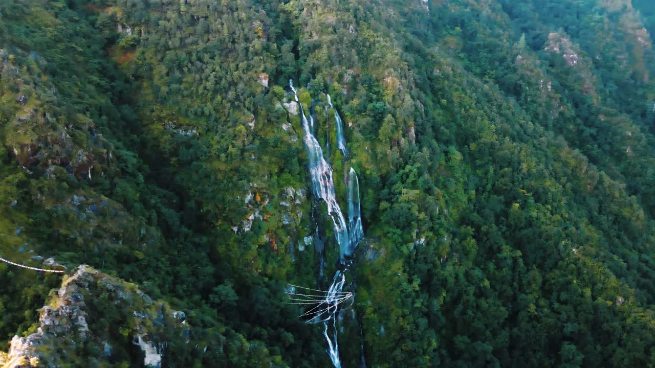 Vista aerea di una cascata nel cuore della foresta in Nepal