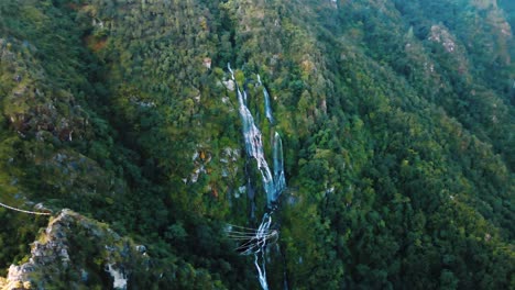 Luftaufnahme-Des-Wasserfalls-Im-Mittleren-Wald-In-Nepal